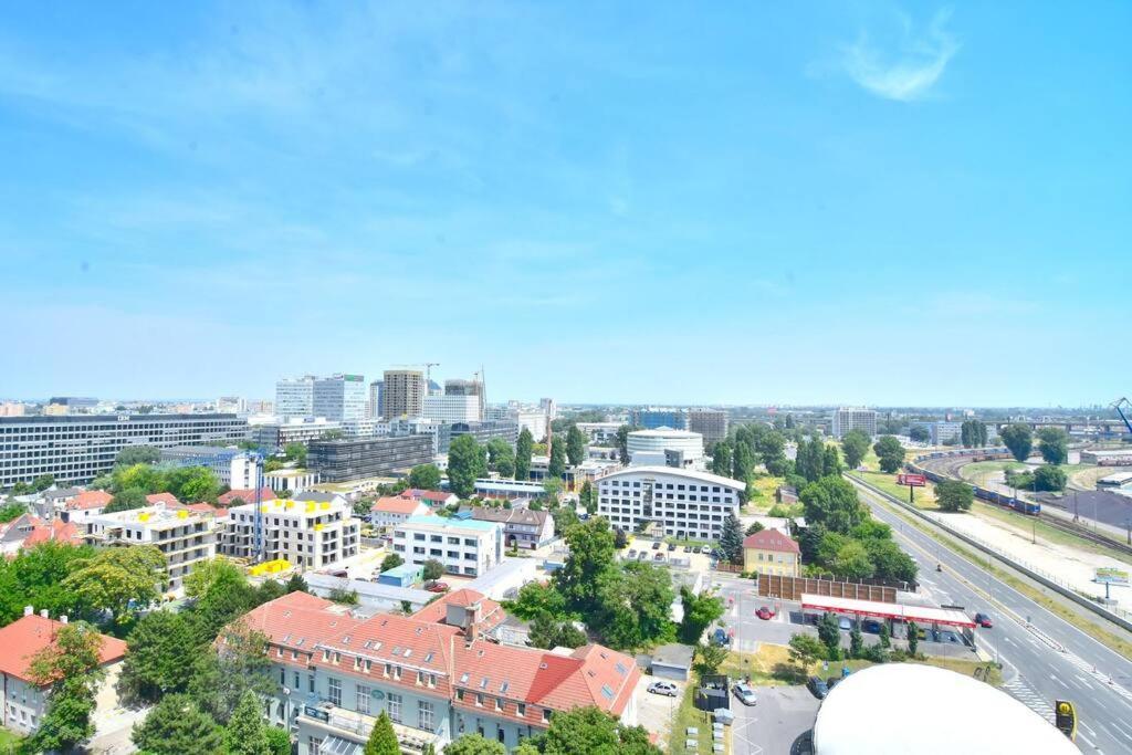 Downtown Charm With Free Parking Spot Appartement Bratislava Buitenkant foto