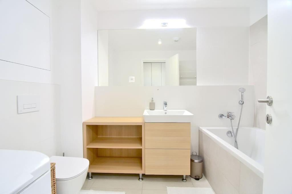 Downtown Charm With Free Parking Spot Appartement Bratislava Buitenkant foto