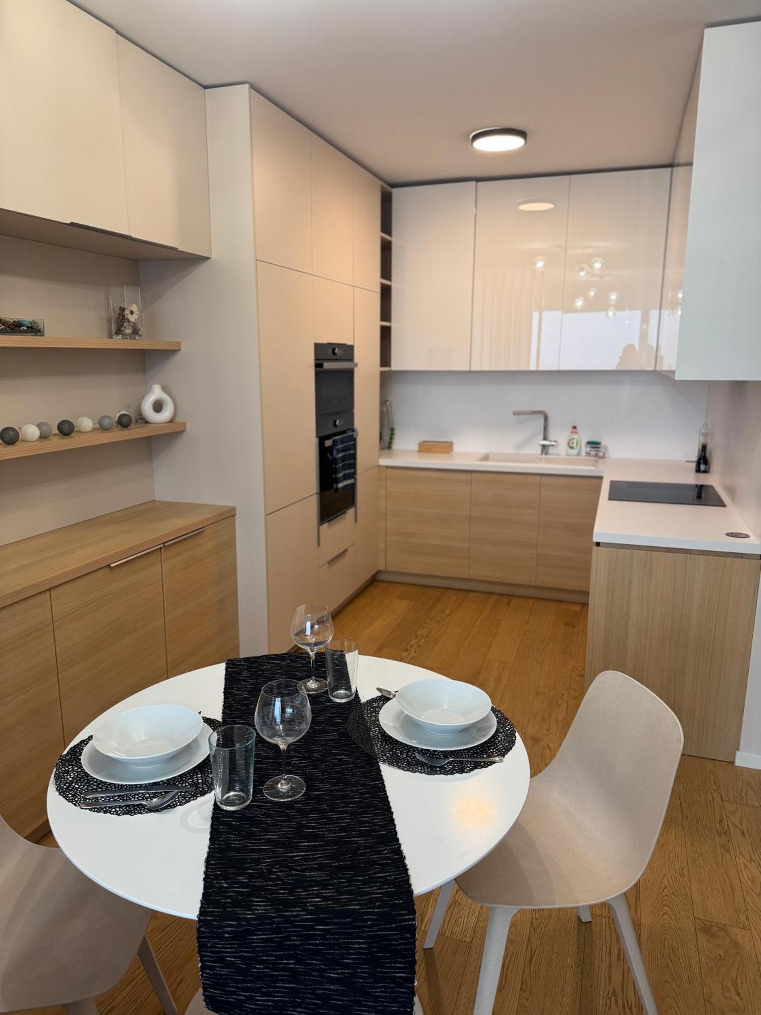 Downtown Charm With Free Parking Spot Appartement Bratislava Buitenkant foto